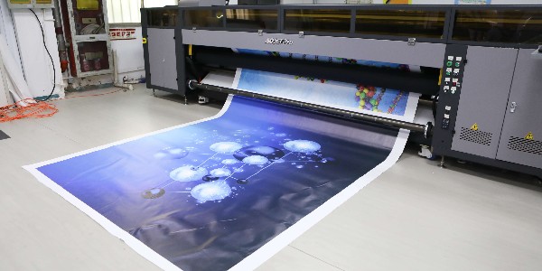 是什么原因?qū)е掳及嬗∷⒅谐霈F(xiàn)圖文模糊？